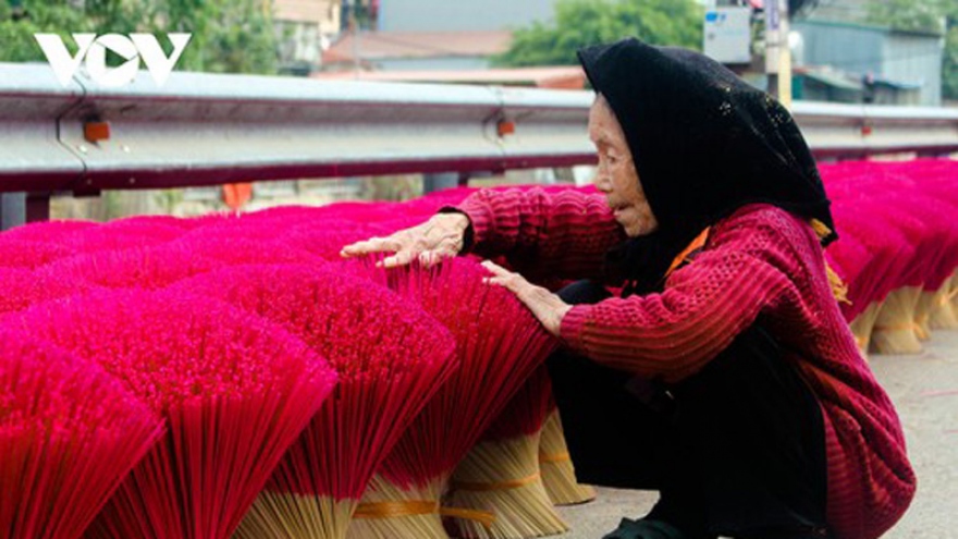 Colors of Quang Phu Cau incense making village